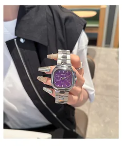 Elegante quadratische silberne Stahluhr mit violettem Zifferblatt und Datum.
