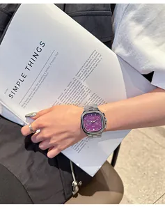 Detailaufnahme der quadratischen GUOU Quarzuhr mit violettem Zifferblatt und Silberstahlband