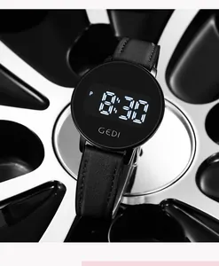 Détail de la montre numérique GEDI noire avec cadran rond et bracelet en cuir noir.