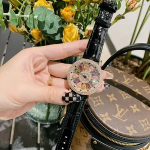 Montre Femme Luxe Mode Tout Strass Cadran Fleur Rotatif Boîtier Alliage Or Rose Bracelet en Cuir Montre à Quartz Cadeau
