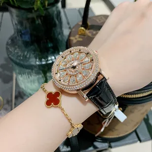 Montre de luxe DINIMI pour femme avec diamants, bracelet en cuir noir et cadran fleuri.
