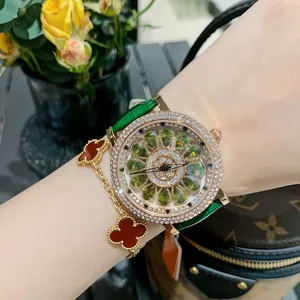 Montre DINIMI élégante pour femme avec cristaux et bracelet en cuir vert au poignet