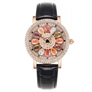 Montre femme élégante avec cadran floral en pierres précieuses et lunette en strass