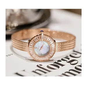 Dettaglio di un orologio da donna in oro rosa con lunetta in strass e madreperla
