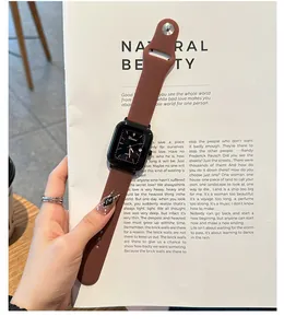 Primer plano de un reloj de cuarzo cuadrado dinimi con correa de silicona marrón