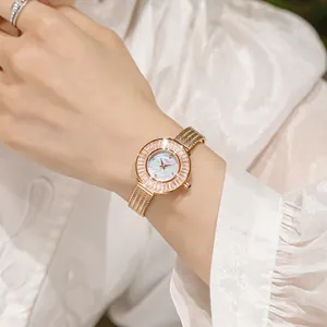 Orologio al quarzo elegante da donna con lunetta in strass e cinturino a maglia rosa