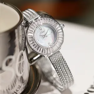 Orologio al quarzo da donna con lunetta in strass e cinturino in maglia argento