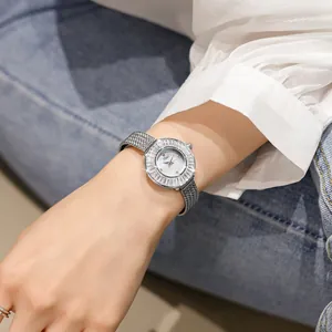Elegante orologio al quarzo argento da donna con lunetta in strass e cinturino.