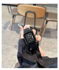 Detalle de un reloj de cuarzo cuadrado elegante con correa de silicona negra y fecha