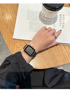 Reloj Dinimi cuadrado de cuarzo con correa de silicona negra y función de calendario.