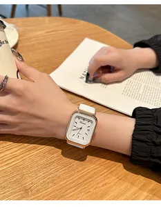 Vista detallada del elegante reloj de cuarzo Dinimi con correa de silicona en la muñeca