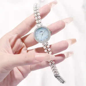 Montre GEDI élégante pour femme avec bracelet en perles et lunette sertie de strass