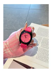 Orologio sportivo rosa e nero vibrante con comodo cinturino in silicone mostrato al polso