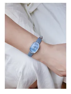 Elegante reloj de cuarzo GEDI para mujer con correa de cuero azul y esfera ovalada.