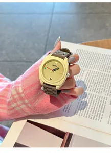 Dettaglio dell'orologio sportivo Gccilyo crema con cinturino in silicone marrone