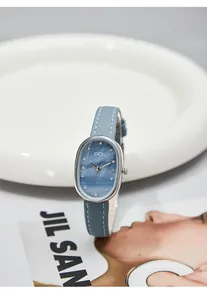 Vista detallada del reloj de cuarzo GEDI para mujer con correa de cuero azul y esfera de nácar