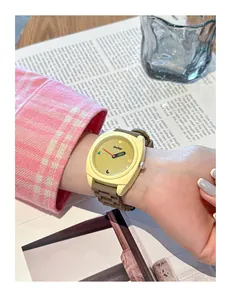 Vista dettagliata dell'orologio dopamina Gooliyo color-block al polso in stile vita