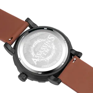Primer plano del fondo de un reloj para hombre con movimiento japonés y correa.