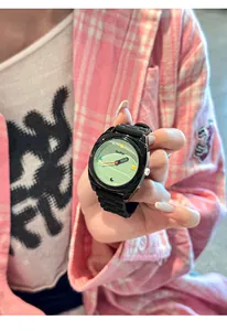 Dettaglio dell'orologio sportivo colorato Godiyo tenuto da una modella in rosa