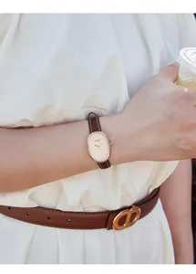 Reloj GEDI para mujer con esfera ovalada de nácar y correa de cuero marrón elegante