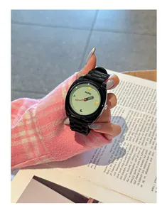 Orologio sportivo carino Gcliyo da donna con quadrante verde e cinturino nero nel quotidiano