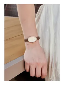 Detalle del reloj de cuarzo GEDI para mujer con esfera ovalada de nácar y cuero