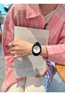 Dettaglio di un orologio carino stile dopamina con cassa nera al polso di una donna