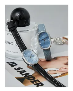 Detalle elegante del reloj de cuarzo GEDI para mujer con esfera con textura de nácar única