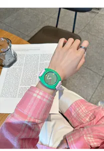 Dettaglio dell'orologio sportivo Gadlyo stile dopamina con cassa verde e cinturino rosa.
