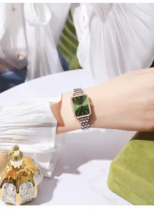Nahaufnahme einer eleganten GEDI Damen-Quarzuhr mit grünem Zifferblatt und Edelstahlarmband
