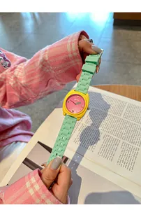 Dettaglio macro di un orologio sportivo colorato in stile dopamina con cinturino in silicone