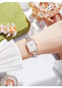 Elegante quadratische GEDI Quarzuhr mit zweifarbigem Stahlband am weiblichen Handgelenk