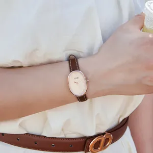 Reloj de cuarzo GEDI elegante para mujer con correa de cuero marrón y esfera de nácar