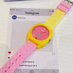 Orologio Sportivo da Donna a Contrasto di Colori Dopamina Orologio al Quarzo Giocoso per Studenti Con Cinturino in Silicone Cassa in Lega