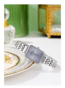 Nahaufnahme der silbernen GEDI-Uhr mit quadratischem grauem Zifferblatt.