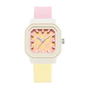 Lindo reloj de cuarzo cuadrado con esfera de tablero de ajedrez y correa silicona