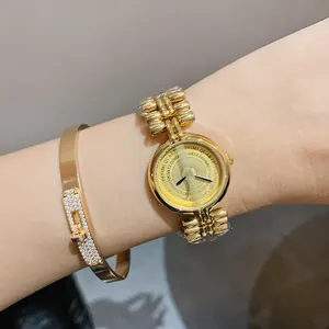 Elegante orologio al quarzo dorato con bracciale di strass coordinato da donna.