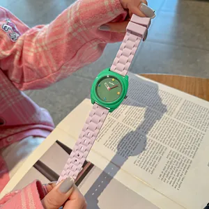 Elegante orologio stile dopamina con quadrante verde e cinturino in silicone lilla donna.