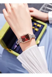 Nahaufnahme der GEDI Damenuhr mit rotem Zifferblatt und silber-goldenem Armband