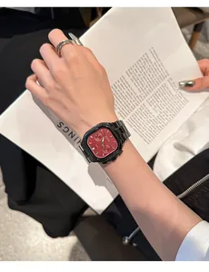 Detailansicht der GUOU Mode quadratischen Uhr mit rotem Zifferblatt und schwarzem Stahlband