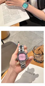 Detailansicht der quadratischen GUOU Quarzuhr mit Stahlband in Rosa und Blau.