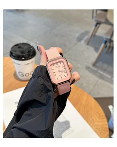 Detalle de un elegante reloj de cuarzo cuadrado rosa con correa de silicona y fecha