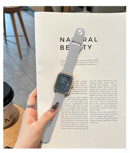Primer plano del reloj de cuarzo cuadrado Dinimi con correa de silicona gris