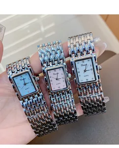 Close-up van Dinimi vintage horloges met een vierkante wijzerplaat voor dames in drie kleuren.