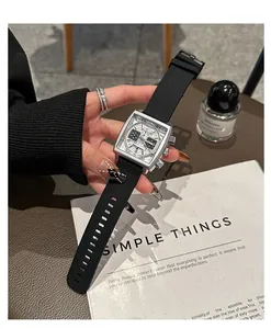 Detalle del reloj de cuarzo cuadrado GUOU con correa de silicona negra y caja plateada