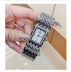 Elegante vierkante zilveren quartzhorloge voor dames met kristallen markers en schakelarmband