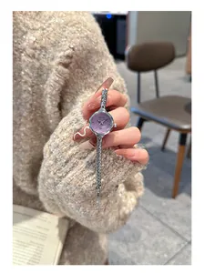 Primo piano di un elegante orologio da donna GUOU con quadrante viola e cinturino argento.