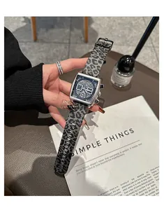 Detalle del reloj de cuarzo cuadrado GUOU con una correa de silicona con estampado de leopardo