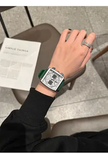 Reloj de cuarzo cuadrado con correa de silicona verde y diseño de esfera intrincado en la muñeca