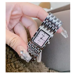 Close-up van het zilveren Dinimi-armbandhorloge met roze rechthoekige wijzerplaat